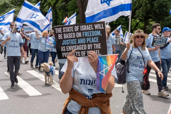 2023年庆祝以色列游行 2023年6月4日 美国纽约 包括举着标牌和旗帜抗议政府司法改革的以色列积极分子在内的参与者走上第五大道 — 图库照片