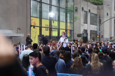 Ed Sheeran Today Show 'da canlı yayında. 6 Haziran 2023, New York, ABD: Ed Sheeran, Rockefeller Center 'daki Citi Konser Serisi' nde canlı performans sergiliyor.. 