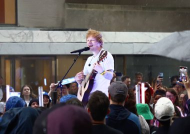 Ed Sheeran Today Show 'da canlı yayında. 6 Haziran 2023, New York, ABD: Ed Sheeran, Rockefeller Center 'daki Citi Konser Serisi' nde canlı performans sergiliyor.. 