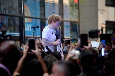 Ed Sheeran Today Show 'da canlı yayında. 6 Haziran 2023, New York, ABD: Ed Sheeran, Rockefeller Center 'daki Citi Konser Serisi' nde canlı performans sergiliyor.. 