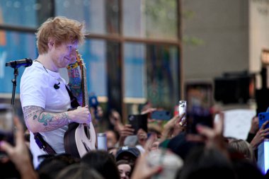 Ed Sheeran Today Show 'da canlı yayında. 6 Haziran 2023, New York, ABD: Ed Sheeran, Rockefeller Center 'daki Citi Konser Serisi' nde canlı performans sergiliyor.. 