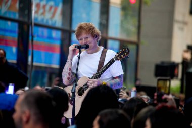 Ed Sheeran Today Show 'da canlı yayında. 6 Haziran 2023, New York, ABD: Ed Sheeran, Rockefeller Center 'daki Citi Konser Serisi' nde canlı performans sergiliyor.. 