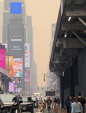 Time Square-NYC, Kanada Yangınları 'ndan duman altında. 7 Haziran 2023, New York, ABD: Kanada 'dan gelen dumanla New York City' nin tüm havası kirlenmeyi önlemek için Times Meydanı 'ndaki New Yorkluların ve turistlerin maskelerini takmasına neden oldu