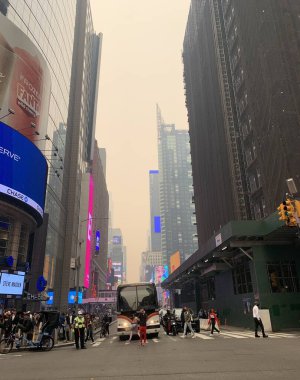 Time Square-NYC, Kanada Yangınları 'ndan duman altında. 7 Haziran 2023, New York, ABD: Kanada 'dan gelen dumanla New York City' nin tüm havası kirlenmeyi önlemek için Times Meydanı 'ndaki New Yorkluların ve turistlerin maskelerini takmasına neden oldu