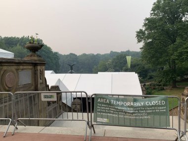 Kanada 'dan Central Park-NYC Wildfire Dumanı Altında. 7 Haziran 2023, New York, ABD: Kanada 'dan yüzlerce yangının ülkeyi etkilediği ABD' ye bir duman bulutu ulaşıyor. ABD, savunmasız nüfusların evlerinde kalmaları için uyarıda bulundu..