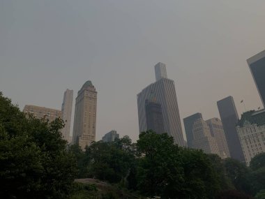 Kanada 'dan Central Park-NYC Wildfire Dumanı Altında. 7 Haziran 2023, New York, ABD: Kanada 'dan yüzlerce yangının ülkeyi etkilediği ABD' ye bir duman bulutu ulaşıyor. ABD, savunmasız nüfusların evlerinde kalmaları için uyarıda bulundu..