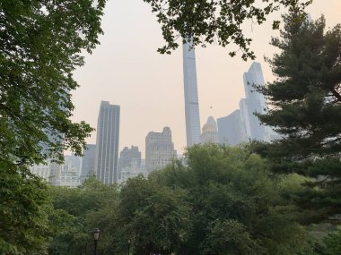 Kanada 'dan Central Park-NYC Wildfire Dumanı Altında. 7 Haziran 2023, New York, ABD: Kanada 'dan yüzlerce yangının ülkeyi etkilediği ABD' ye bir duman bulutu ulaşıyor. ABD, savunmasız nüfusların evlerinde kalmaları için uyarıda bulundu..