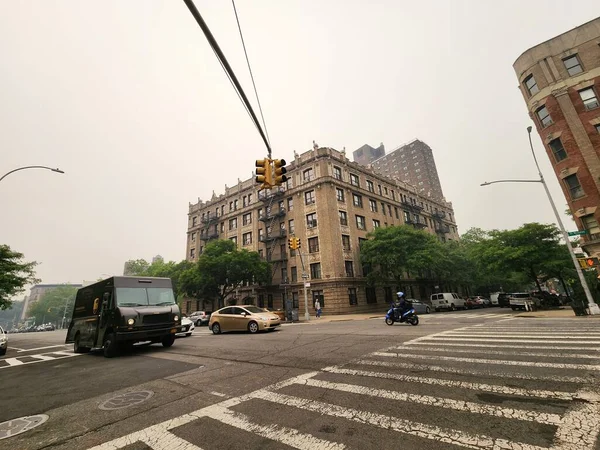 纽约市的烟雾充填空气 2023年6月7日 美国纽约 纽约市的整个空气都被来自加拿大的烟雾污染了 使得纽约人和游客掩盖起来以避免被污染 纽约的空气质量 — 图库照片