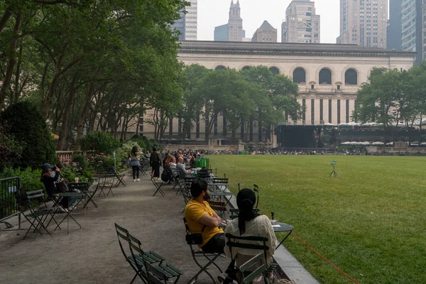 Июня 2023 Года Нью Йорк Нью Йорк Сша Люди Сидят — стоковое фото