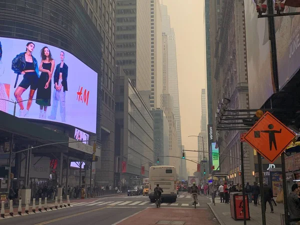 Time Square Nyc Smoke Canada Fires Inglés Junio 2023 Nueva —  Fotos de Stock