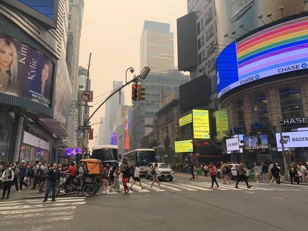 Time Square Nyc Smoke Canada Fires Inglés Junio 2023 Nueva —  Fotos de Stock