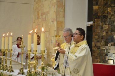 Natal (RN), Brezilya 06 / 08 / 2023 - Corpus Christi Kilisesi, Santa Rita de Cassia dos Impossible veis, Natal RN Ponta Negra kompleksi, Peder Flavio Herculano başkanlığındaki .