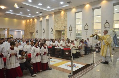 Natal (RN), Brezilya 06 / 08 / 2023 - Corpus Christi Kilisesi, Santa Rita de Cassia dos Impossible veis, Natal RN Ponta Negra kompleksi, Peder Flavio Herculano başkanlığındaki .