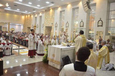 Natal (RN), Brezilya 06 / 08 / 2023 - Corpus Christi Kilisesi, Santa Rita de Cassia dos Impossible veis, Natal RN Ponta Negra kompleksi, Peder Flavio Herculano başkanlığındaki .