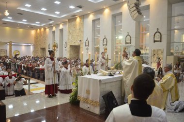 Natal (RN), Brezilya 06 / 08 / 2023 - Corpus Christi Kilisesi, Santa Rita de Cassia dos Impossible veis, Natal RN Ponta Negra kompleksi, Peder Flavio Herculano başkanlığındaki .