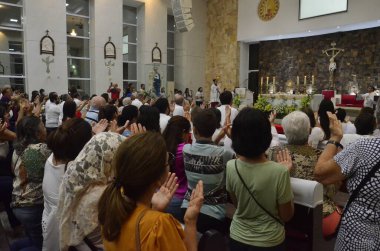 Natal (RN), Brezilya 06 / 08 / 2023 - Corpus Christi Kilisesi, Santa Rita de Cassia dos Impossible veis, Natal RN Ponta Negra kompleksi, Peder Flavio Herculano başkanlığındaki .
