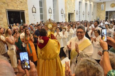 Natal (RN), Brezilya 06 / 08 / 2023 - Corpus Christi Kilisesi, Santa Rita de Cassia dos Impossible veis, Natal RN Ponta Negra kompleksi, Peder Flavio Herculano başkanlığındaki .