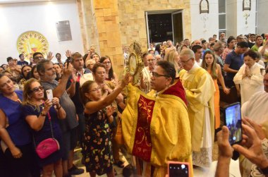 Natal (RN), Brezilya 06 / 08 / 2023 - Corpus Christi Kilisesi, Santa Rita de Cassia dos Impossible veis, Natal RN Ponta Negra kompleksi, Peder Flavio Herculano başkanlığındaki .