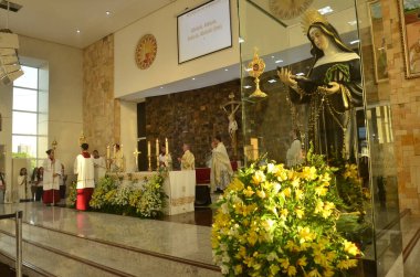 Natal (RN), Brezilya 06 / 08 / 2023 - Corpus Christi Kilisesi, Santa Rita de Cassia dos Impossible veis, Natal RN Ponta Negra kompleksi, Peder Flavio Herculano başkanlığındaki .
