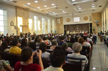 Natal (RN), Brezilya 06 / 08 / 2023 - Corpus Christi Kilisesi, Santa Rita de Cassia dos Impossible veis, Natal RN Ponta Negra kompleksi, Peder Flavio Herculano başkanlığındaki .