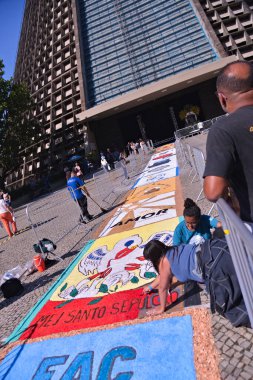 Corpus Christi gününü Rio de Janeiro 'da renkli halılar yaparak kutluyorlar. 8 Haziran 2023. Rio de Janeiro, Brezilya: Sadık maddeler tarafından tuz ve diğer malzemelerle yapılan geleneksel renkli halılar