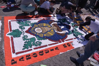 Corpus Christi gününü Rio de Janeiro 'da renkli halılar yaparak kutluyorlar. 8 Haziran 2023. Rio de Janeiro, Brezilya: Sadık maddeler tarafından tuz ve diğer malzemelerle yapılan geleneksel renkli halılar