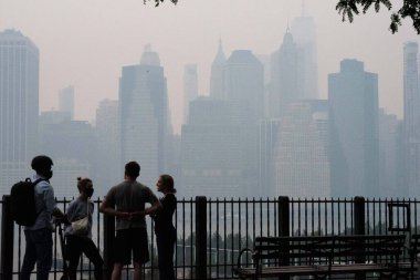 Kanada 'nın orman yangınları. 6 Haziran 2023, New York, ABD: Kanada 'da çıkan yangınlar, birçok eyalet ve yerel yönetimin doğu ve orta eyaletlerden ABD' nin kuzey eyaletlerine kadar pek çok şehre sağlık uyarısı yapmasına yol açtı. 