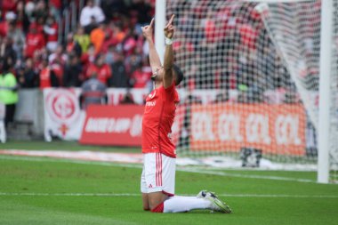 PORTO ALEGRE (RS), Brezilya 06 / 11 / 2023 - Wanderson Internacional skor yapıyor ve güney zon 'daki Estadio Beira-Rio' da düzenlenen ve Vasco 'ya karşı oynanan onuncu turda golünü kutluyor.