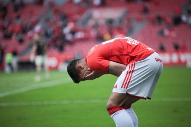 PORTO ALEGRE (RS), Brezilya 06 / 11 / 2023 - Wanderson Internacional skor yapıyor ve güney zon 'daki Estadio Beira-Rio' da düzenlenen ve Vasco 'ya karşı oynanan onuncu turda golünü kutluyor.