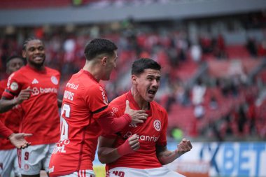 PORTO ALEGRE (RS), Brezilya 06 / 11 / 2023 - Wanderson Internacional skor yapıyor ve güney zon 'daki Estadio Beira-Rio' da düzenlenen ve Vasco 'ya karşı oynanan onuncu turda golünü kutluyor.