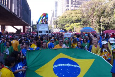 Sao Paulo (SP), 06 / 11 / 2023 - LGBTQIA + PARADE / PRIDE - 27. LGBTQIA + Onur Yürüyüşü sırasında halkın hareketi, Avenida Paulista üzerinde yoğunlaşarak, bu Pazar, 11 Haziran 2023, Sao Paulo şehir merkezinde