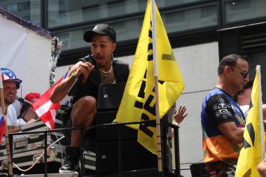 Ulusal Porto Riko Günü Geçidi 'nden Justin Silva. 11 Haziran 2023, New York, ABD: Stand up komedyen, aktör ve TikToker, Justin Silva, New Haven, Connecticut 'ta doğdu ve büyüdü. 