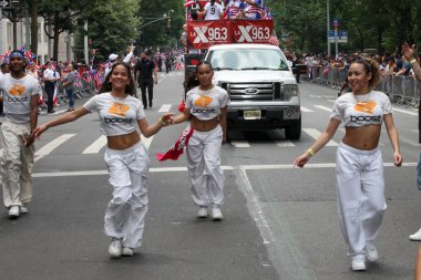 Ulusal Porto Riko Günü Geçidi. 11 Haziran 2023, New York, ABD: En büyük kültürel gurur gösterisi olan Ulusal Porto Riko Günü, New York 'taki 5. Cadde' de insanların dans ve Cheerin caddelerinde sıraya dizilmesiyle gerçekleşti.