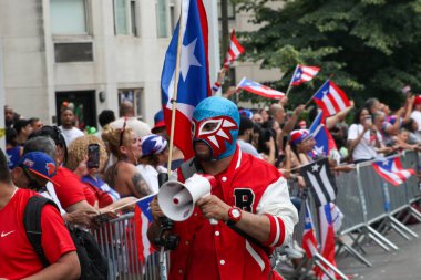 Ulusal Porto Riko Günü Geçidi. 11 Haziran 2023, New York, ABD: En büyük kültürel gurur gösterisi olan Ulusal Porto Riko Günü, New York 'taki 5. Cadde' de insanların dans ve tezahürat için sıraya girmesiyle gerçekleşir.