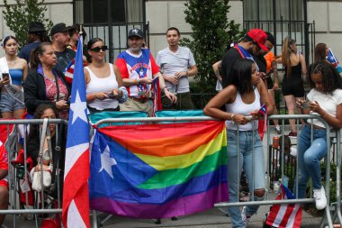 Ulusal Porto Riko Günü Geçidi. 11 Haziran 2023, New York, ABD: En büyük kültürel gurur gösterisi olan Ulusal Porto Riko Günü, New York 'taki 5. Cadde' de insanların dans ve Cheerin caddelerinde sıraya dizilmesiyle gerçekleşti.