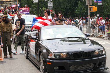 Ulusal Porto Riko Günü Geçidi. 11 Haziran 2023, New York, ABD: En büyük kültürel gurur gösterisi olan Ulusal Porto Riko Günü, New York 'taki 5. Cadde' de insanların dans ve Cheerin caddelerinde sıraya dizilmesiyle gerçekleşti.