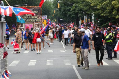 Ulusal Porto Riko Günü Geçidi. 11 Haziran 2023, New York, ABD: En büyük kültürel gurur gösterisi olan Ulusal Porto Riko Günü, New York 'taki 5. Cadde' de insanların dans ve Cheerin caddelerinde sıraya dizilmesiyle gerçekleşti.