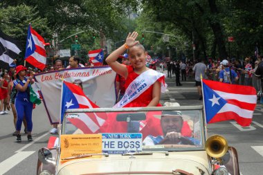 Ulusal Porto Riko Günü Geçidi. 11 Haziran 2023, New York, ABD: En büyük kültürel gurur gösterisi olan Ulusal Porto Riko Günü, New York 'taki 5. Cadde' de insanların dans ve tezahürat için sıraya girmesiyle gerçekleşir.