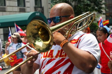 Ulusal Porto Riko Günü Geçidi. 11 Haziran 2023, New York, ABD: En büyük kültürel gurur gösterisi olan Ulusal Porto Riko Günü, New York 'taki 5. Cadde' de insanların dans ve Cheerin caddelerinde sıraya dizilmesiyle gerçekleşti.