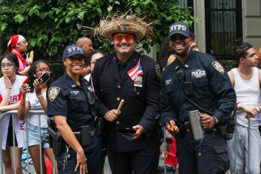 Ulusal Porto Riko Günü Geçidi. 11 Haziran 2023, New York, ABD: En büyük kültürel gurur gösterisi olan Ulusal Porto Riko Günü, New York 'taki 5. Cadde' de insanların dans ve Cheerin caddelerinde sıraya dizilmesiyle gerçekleşti.
