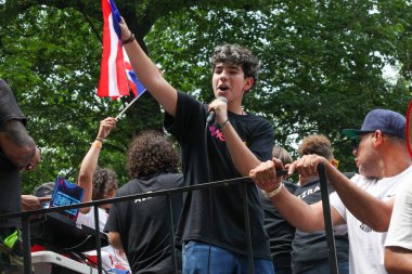 Ulusal Porto Riko Günü Geçidi. 11 Haziran 2023, New York, ABD: En büyük kültürel gurur gösterisi olan Ulusal Porto Riko Günü, New York 'taki 5. Cadde' de insanların dans ve Cheerin caddelerinde sıraya dizilmesiyle gerçekleşti.