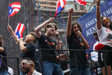 Ulusal Porto Riko Günü Geçidi. 11 Haziran 2023, New York, ABD: En büyük kültürel gurur gösterisi olan Ulusal Porto Riko Günü, New York 'taki 5. Cadde' de insanların dans ve Cheerin caddelerinde sıraya dizilmesiyle gerçekleşti.