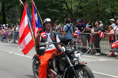 Ulusal Porto Riko Günü Geçidi. 11 Haziran 2023, New York, ABD: En büyük kültürel gurur gösterisi olan Ulusal Porto Riko Günü, New York 'taki 5. Cadde' de insanların dans ve Cheerin caddelerinde sıraya dizilmesiyle gerçekleşti.