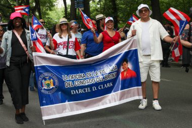 Ulusal Porto Riko Günü Geçidi. 11 Haziran 2023, New York, ABD: En büyük kültürel gurur gösterisi olan Ulusal Porto Riko Günü, New York 'taki 5. Cadde' de insanların dans ve tezahürat için sıraya girmesiyle gerçekleşir.