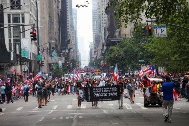 Ulusal Porto Riko Günü Geçidi. 11 Haziran 2023, New York, ABD: En büyük kültürel gurur gösterisi olan Ulusal Porto Riko Günü, New York 'taki 5. Cadde' de insanların dans ve tezahürat için sıraya girmesiyle gerçekleşir.