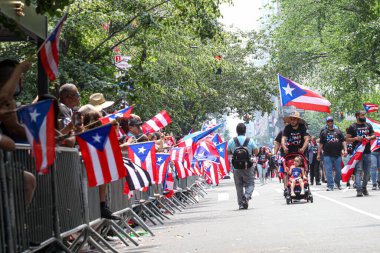 Ulusal Porto Riko Günü Geçidi. 11 Haziran 2023, New York, ABD: En büyük kültürel gurur gösterisi olan Ulusal Porto Riko Günü, New York 'taki 5. Cadde' de insanların dans ve tezahürat için sıraya girmesiyle gerçekleşir.