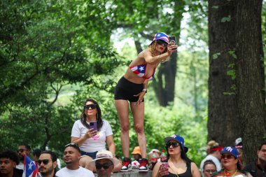 Ulusal Porto Riko Günü Geçidi. 11 Haziran 2023, New York, ABD: En büyük kültürel gurur gösterisi olan Ulusal Porto Riko Günü, New York 'taki 5. Cadde' de insanların dans ve Cheerin caddelerinde sıraya dizilmesiyle gerçekleşti.