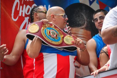 Ulusal Porto Riko Günü Geçidi. 11 Haziran 2023, New York, ABD: En büyük kültürel gurur gösterisi olan Ulusal Porto Riko Günü, New York 'taki 5. Cadde' de insanların dans ve tezahürat için sıraya girmesiyle gerçekleşir.