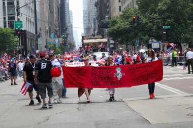 Ulusal Porto Riko Günü Geçidi. 11 Haziran 2023, New York, ABD: En büyük kültürel gurur gösterisi olan Ulusal Porto Riko Günü, New York 'taki 5. Cadde' de insanların dans ve Cheerin caddelerinde sıraya dizilmesiyle gerçekleşti.