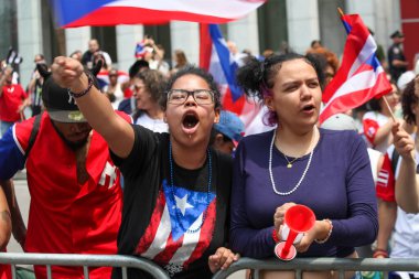 Ulusal Porto Riko Günü Geçidi. 11 Haziran 2023, New York, ABD: En büyük kültürel gurur gösterisi olan Ulusal Porto Riko Günü, New York 'taki 5. Cadde' de insanların dans ve tezahürat için sıraya girmesiyle gerçekleşir.